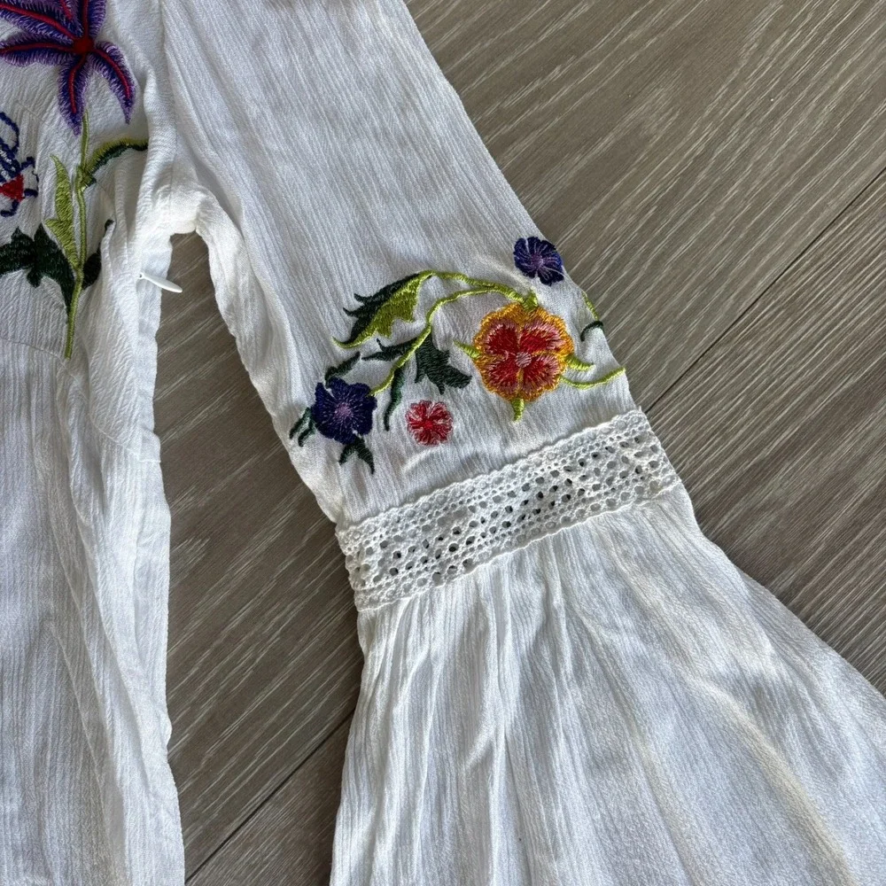 Kyra Anthropologie Womens White Embroidered Flower Bell Sleeve Top Size L - Picture 9 of 16
